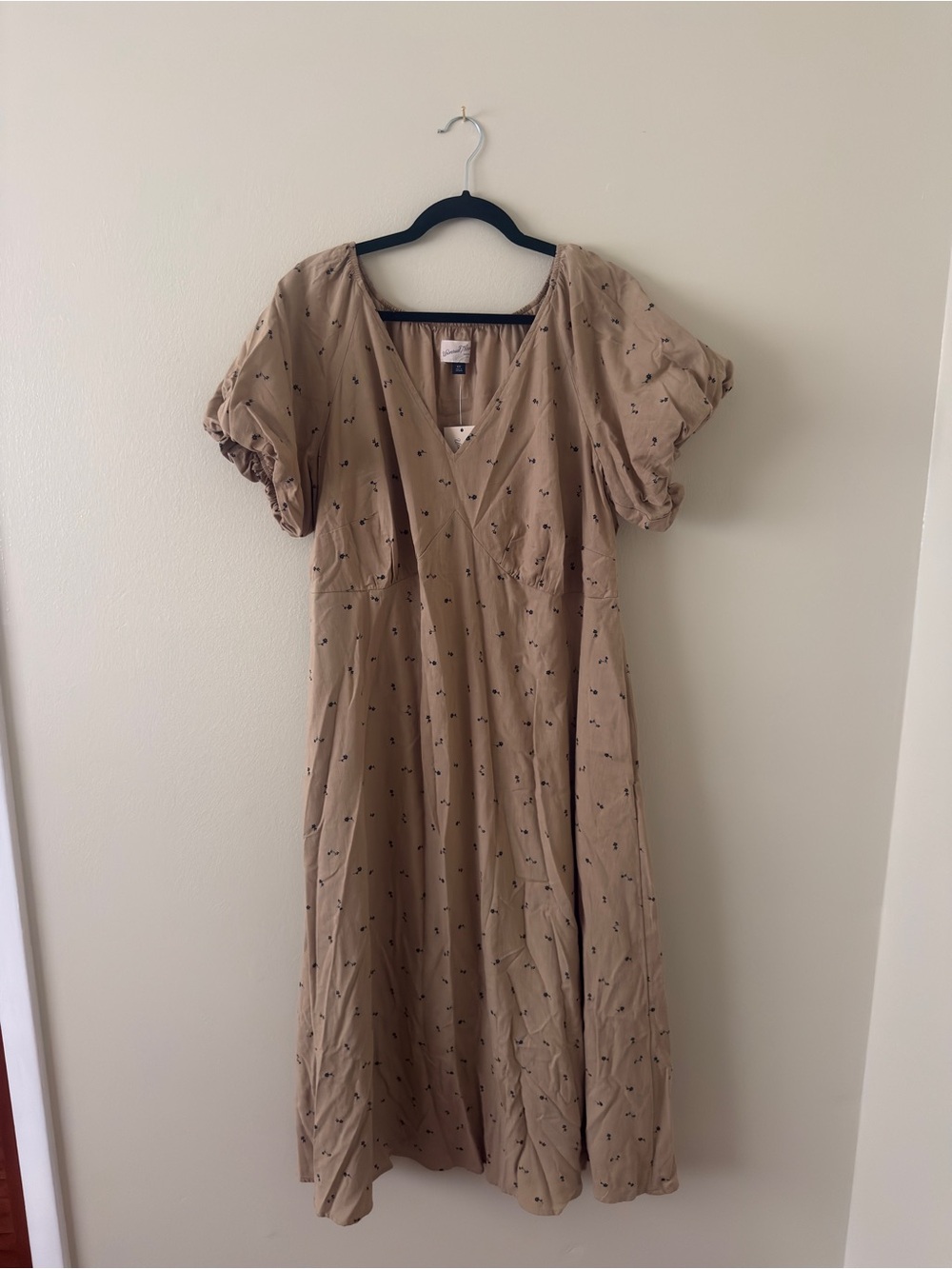 Universal Thread Beige V-Neck Puff Sleeve Midi Dress